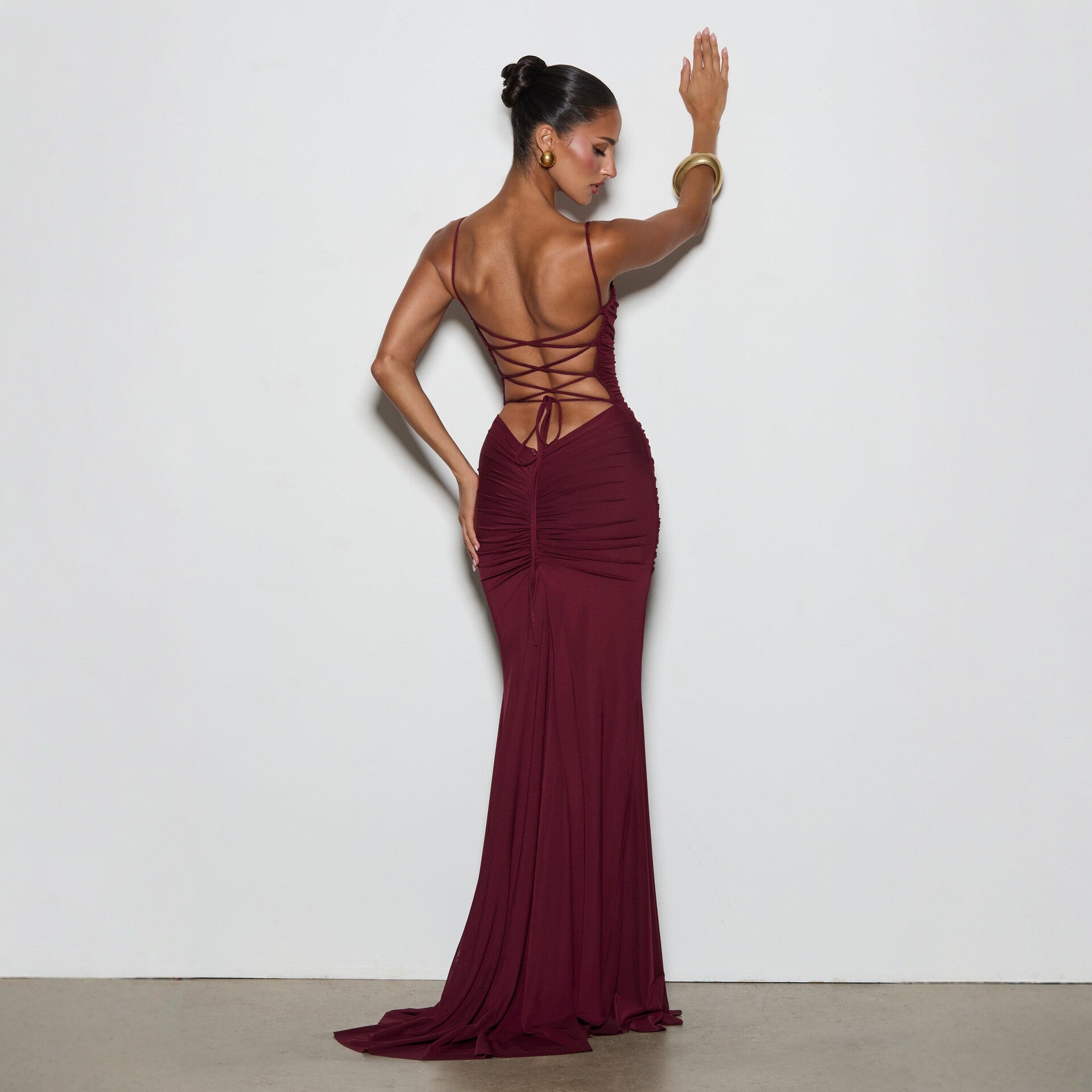 Figurbetontes Etui-Abendkleid mit Rückenschnürung