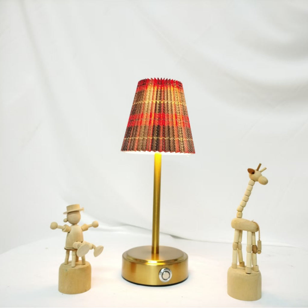 Faltenlampe aus Stoff und Metall – Aufladbare Tischlampe – Bild 3 | LuxeStyle