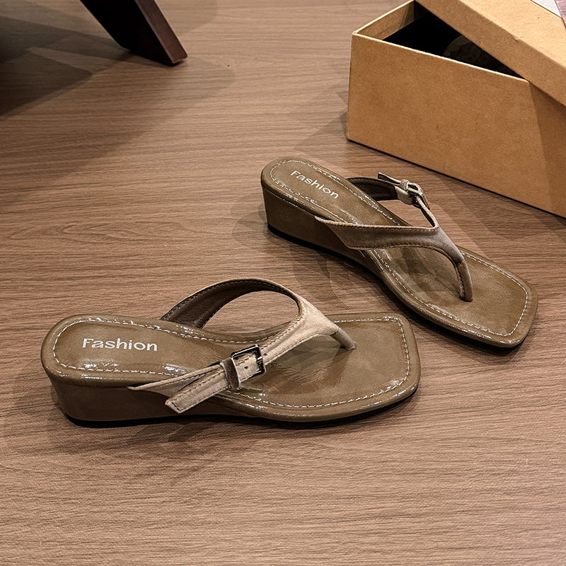 Keile Sandalen mit eckiger Zehenpartie