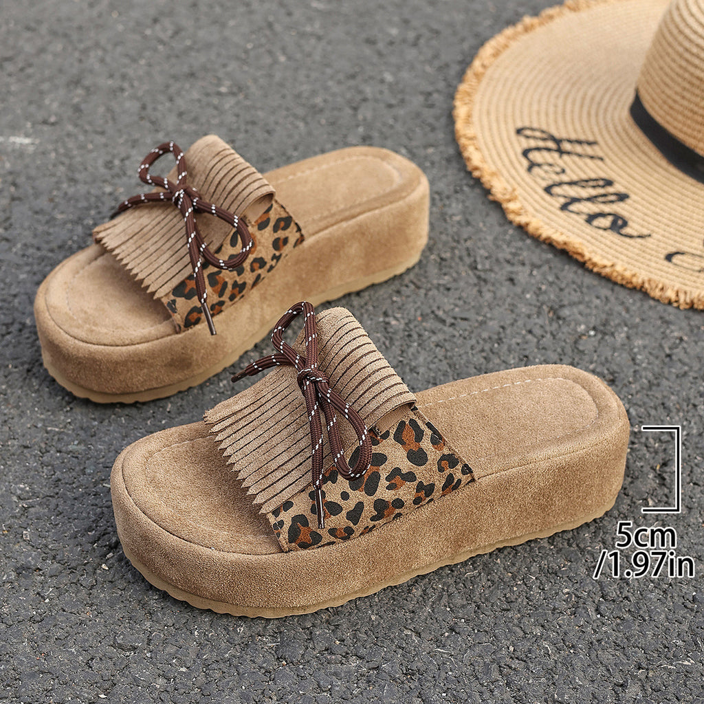 Plateau-Slipper mit Leopardenmuster und Quaste