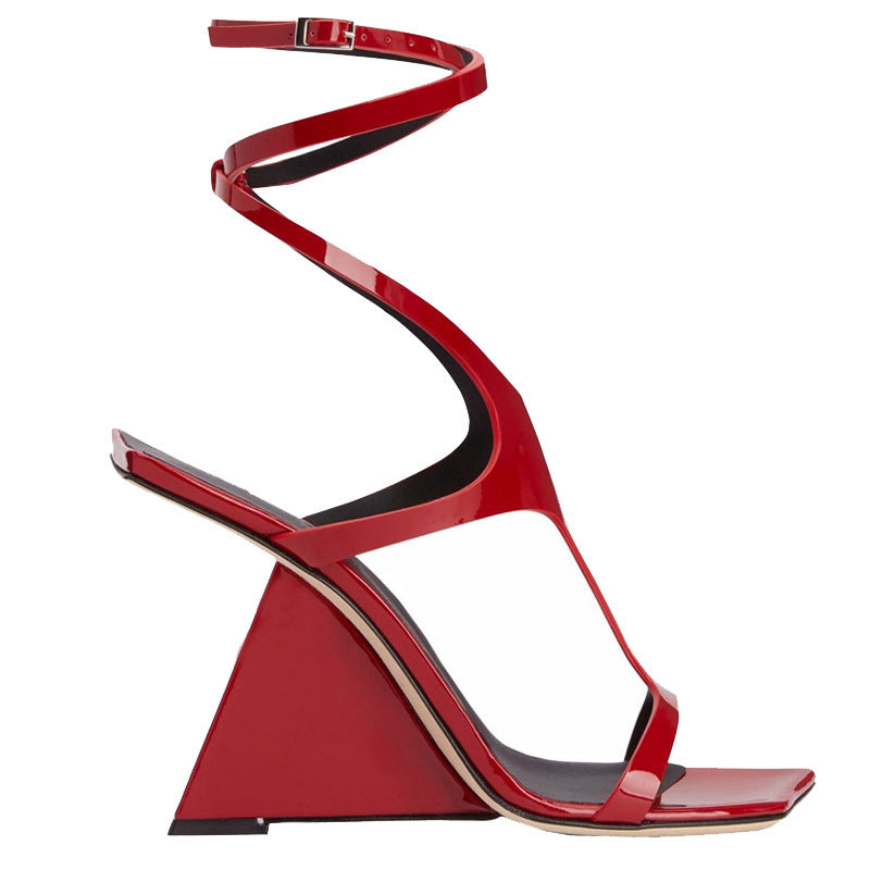 Keilabsatz-Sandalen aus Lackleder
