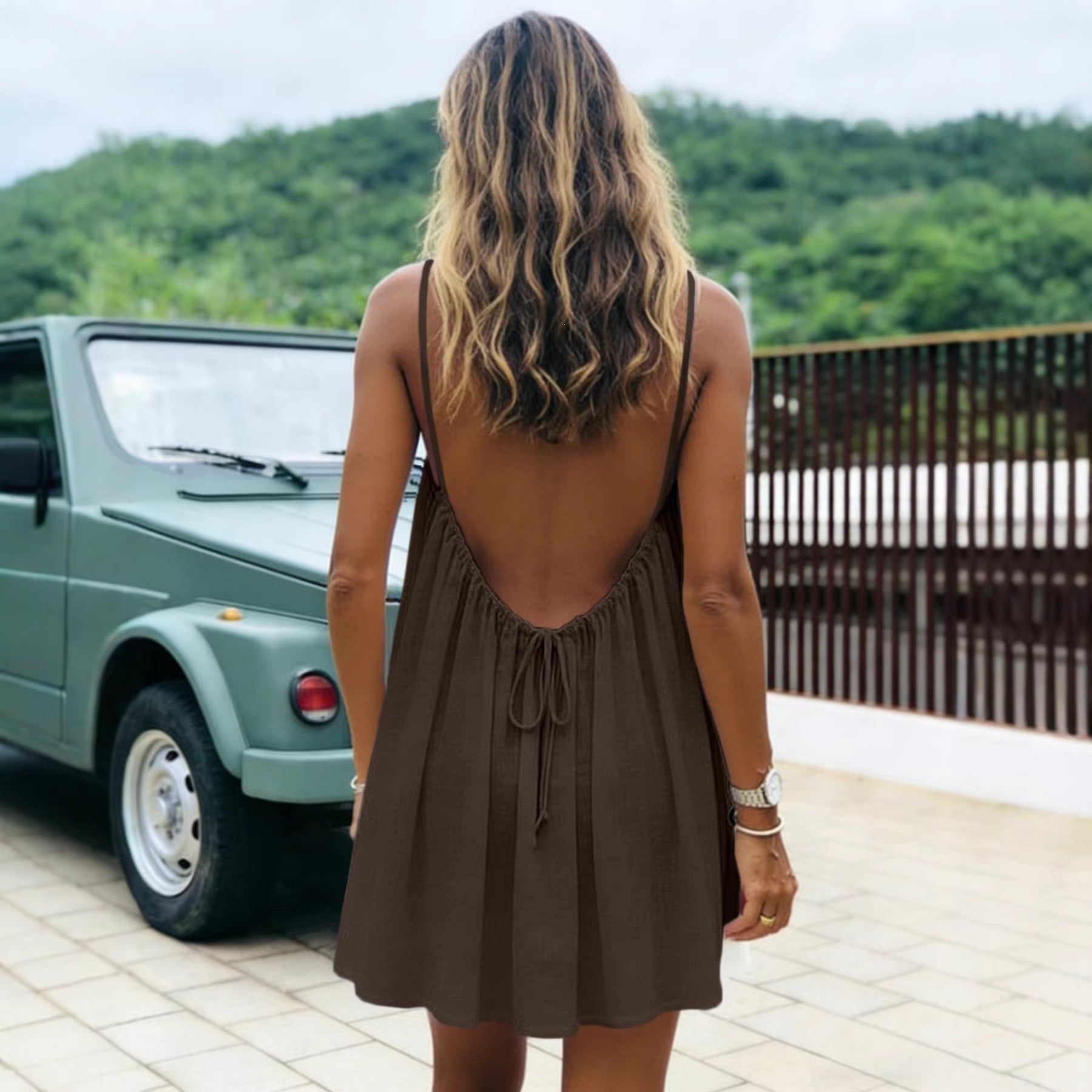 Mini-Trägerkleid aus Eisseide mit Raffung