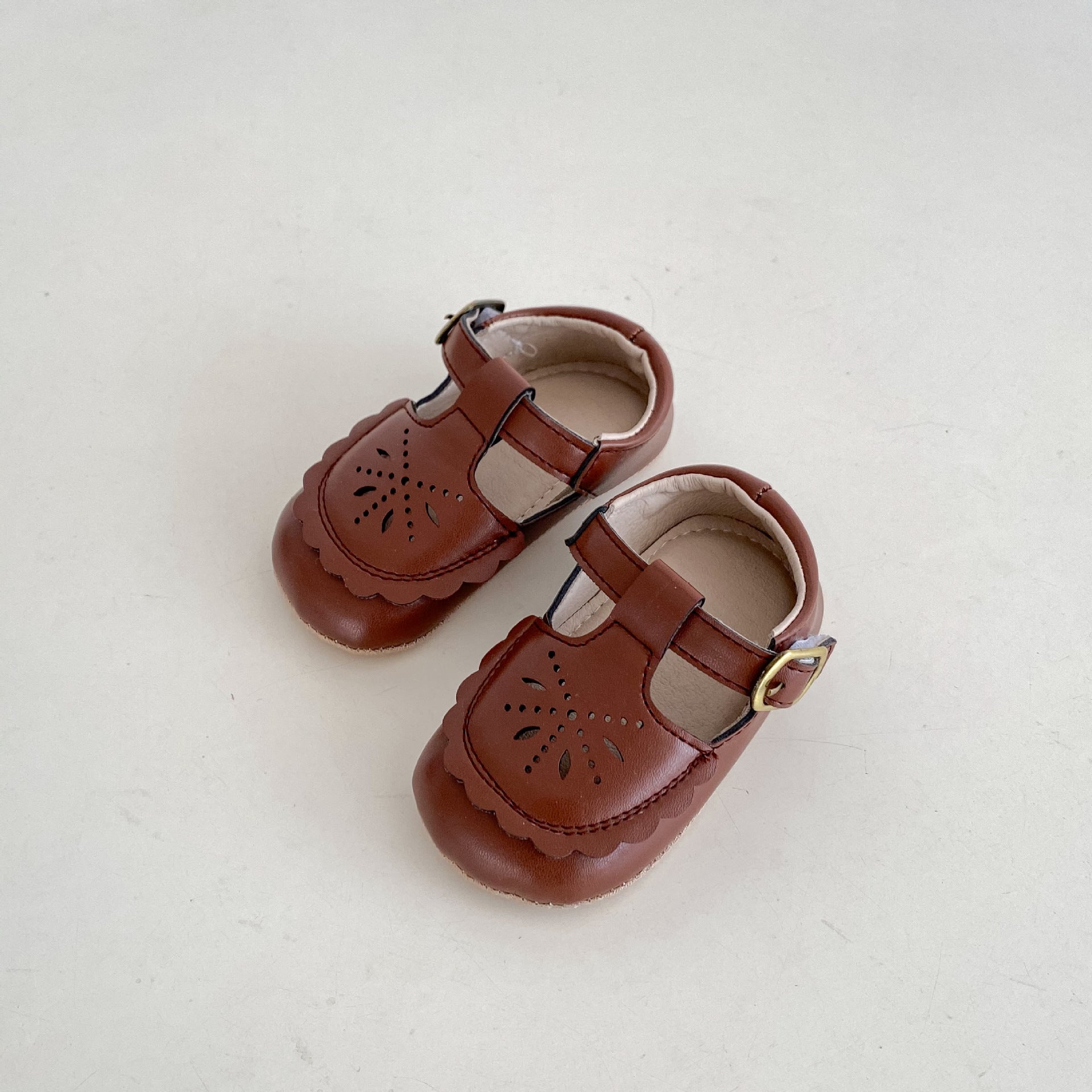 Weiche, rutschfeste Kinderschuhe mit Lochmuster