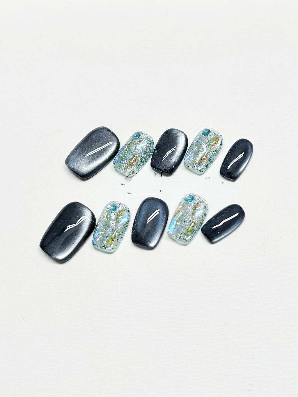 Dunkelblaues Katzenaugen-Design mit Strass