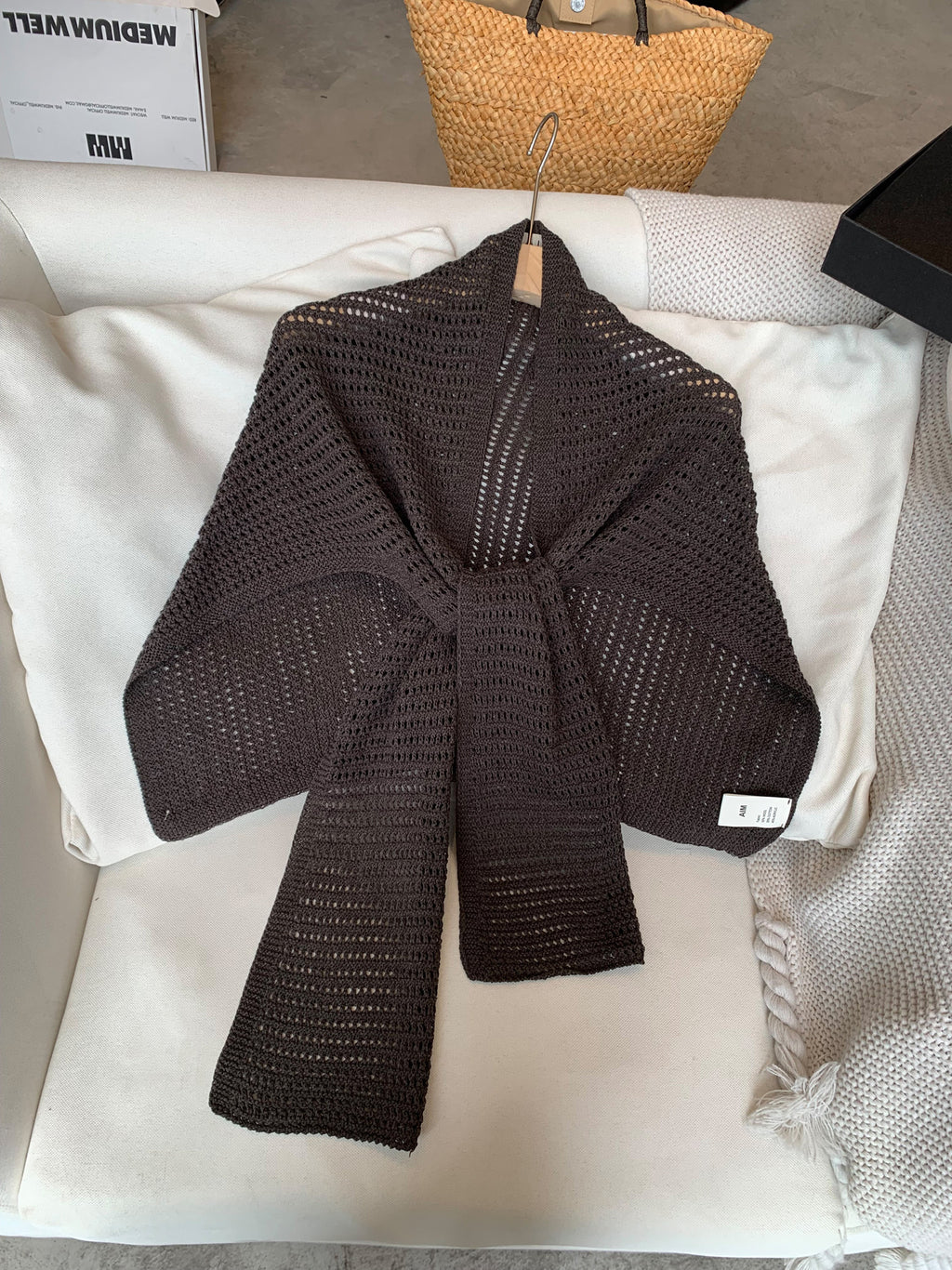 Gestrickter Schal mit Aushöhlung – Bild 6 | LuxeStyle