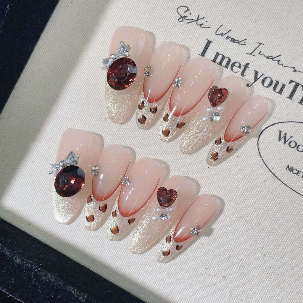 Französisches Nageldesign mit Leopardenmuster