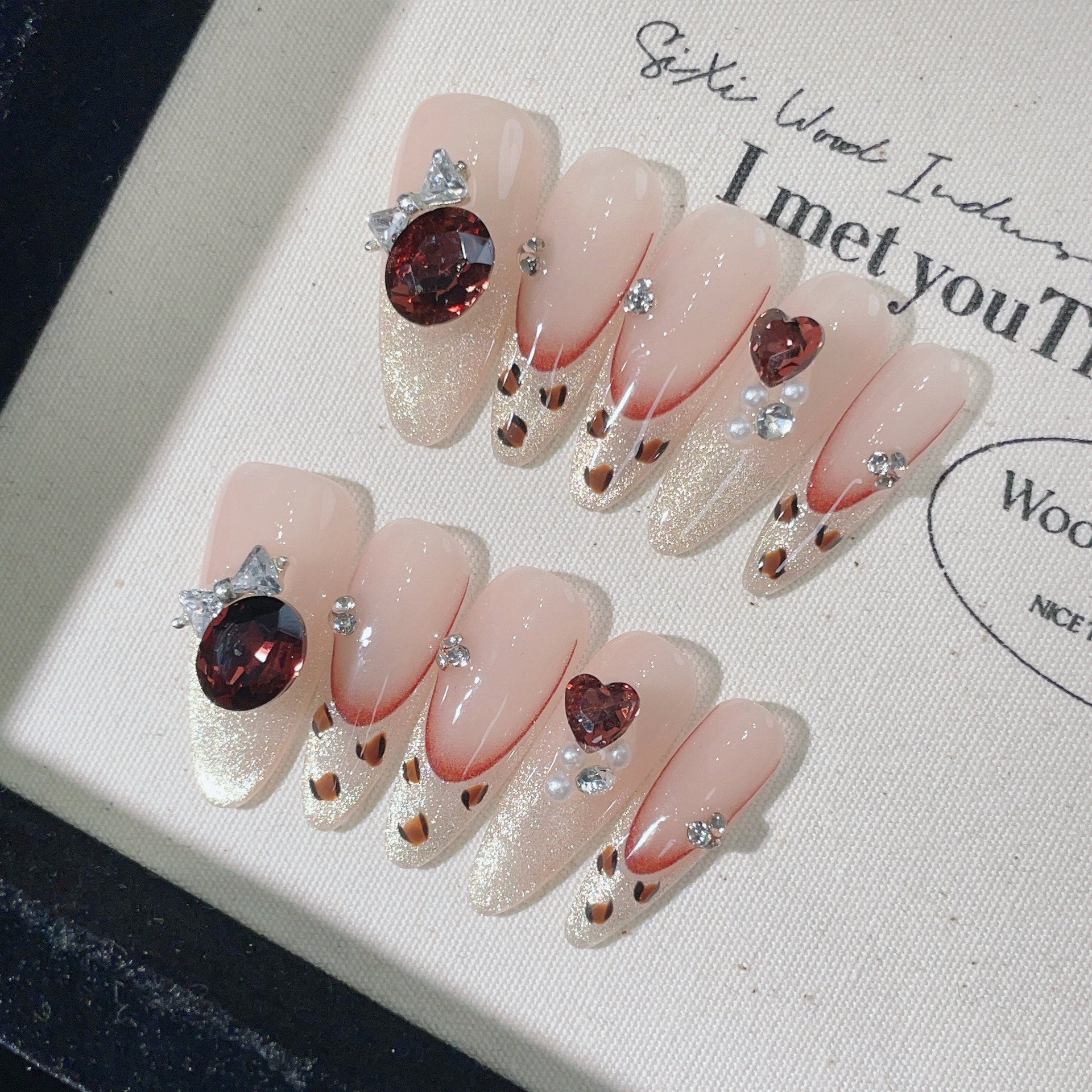 Französisches Nageldesign mit Leopardenmuster