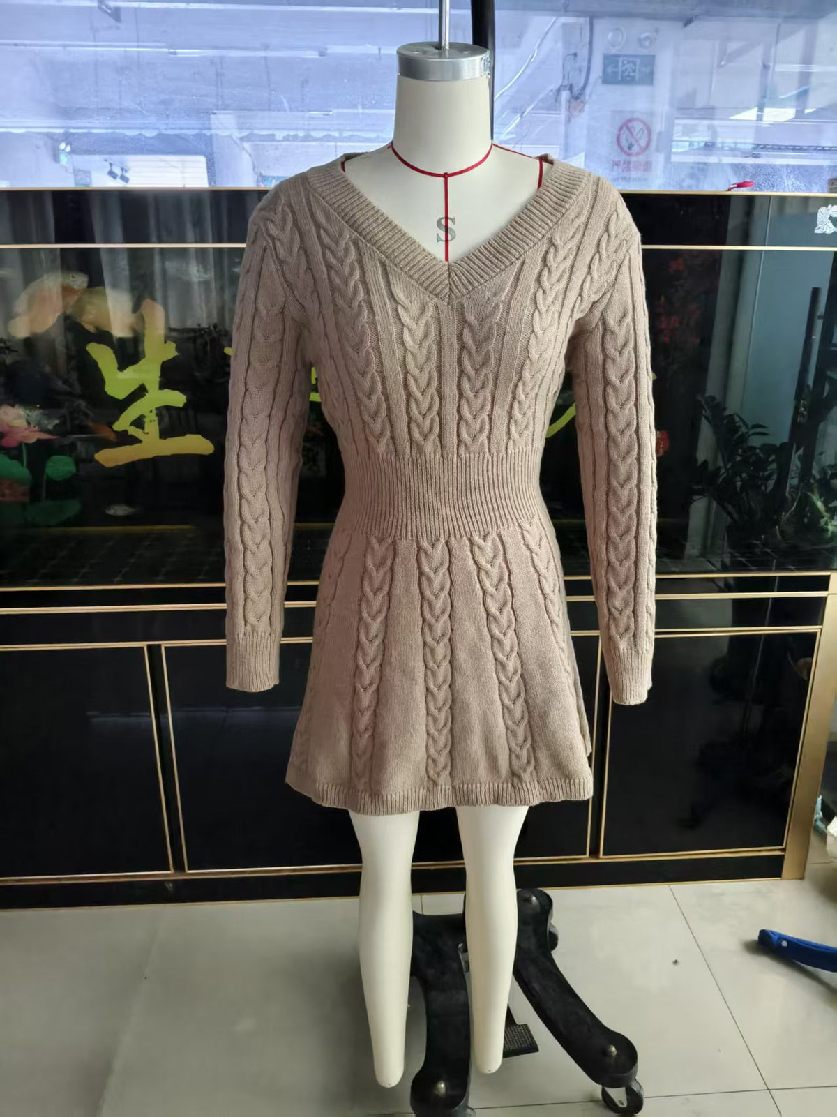 V-Ausschnitt Strickkleid mit Zopfmuster – Bild 10 | LuxeStyle