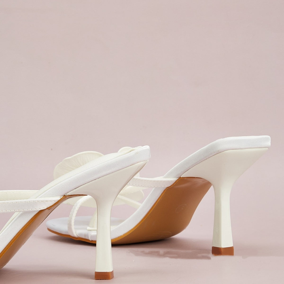Weiße Satinsandalen mit Quadrat-Spitze – Bild 1 | LuxeStyle