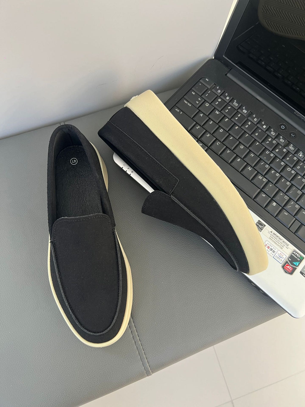 Schwarze Leder-Slipper – Bild 3 | LuxeStyle