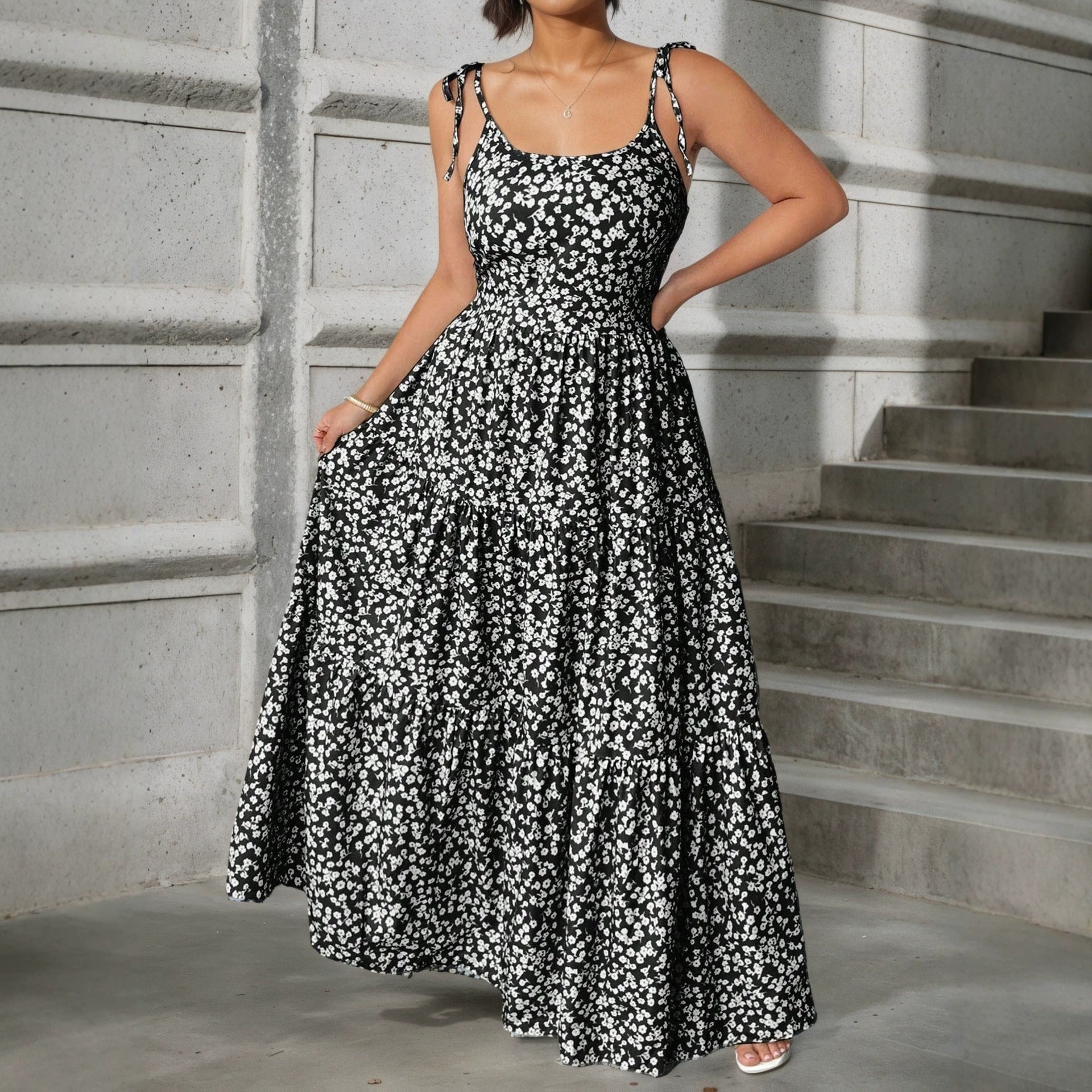 Ärmelloses bedrucktes Midi-Kleid