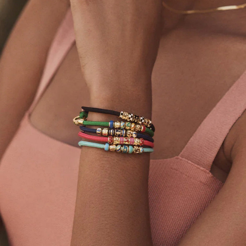 Personalisiertes Armband mit Sternen und Kordel