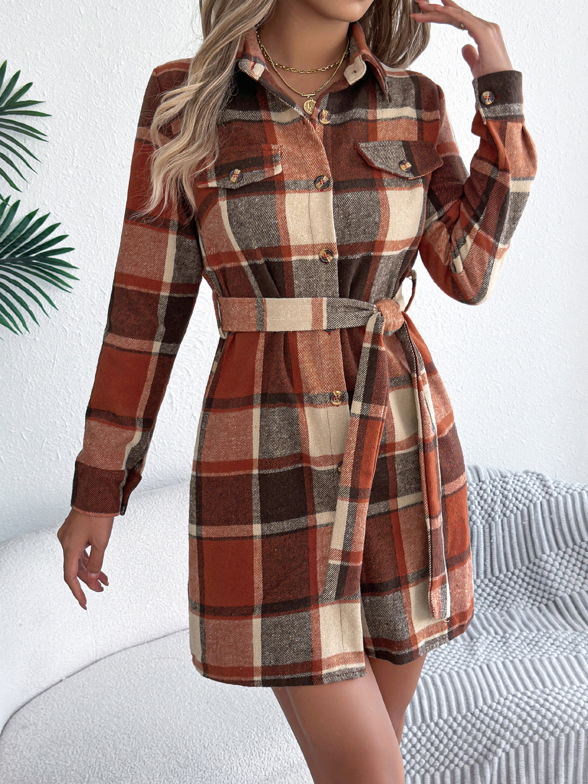 Kariertes Tweed-Hemdblusenkleid mit Bindegürtel – Bild 7 | LuxeStyle