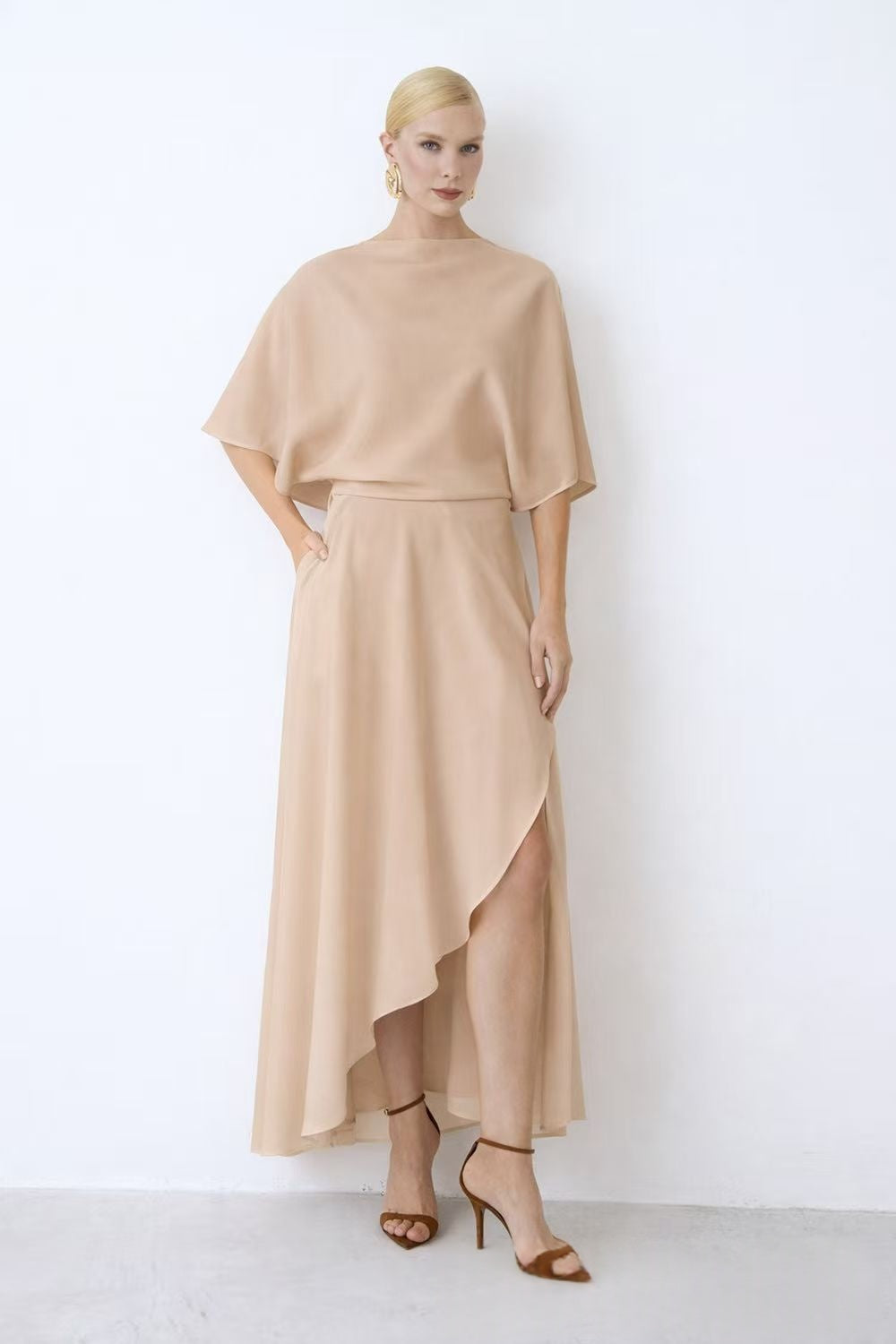 Satin-Kleid mit Rundhals und Schlitz – Bild 5 | LuxeStyle