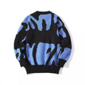 Blauer Pullover mit Wellenmuster