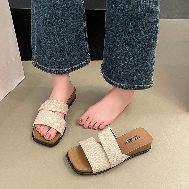 Keile-Slide-Sandalen mit Kreuzriemen