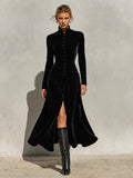 Samtkleid mit Stehkragen und hohem Schlitz – Bild 9 | LuxeStyle