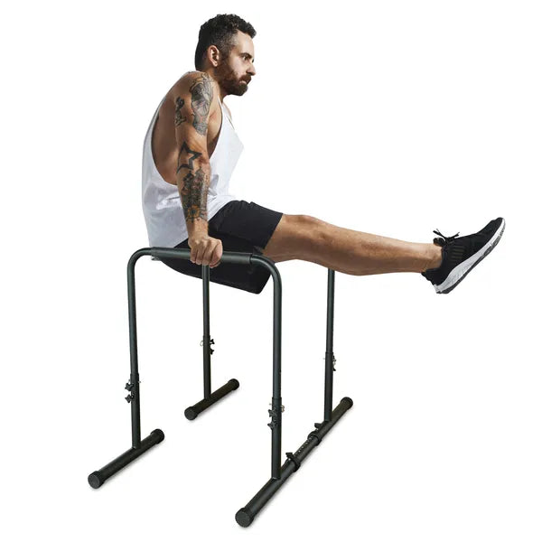 Fitness-Turm mit Dip-Station und Pull-Up-Bar