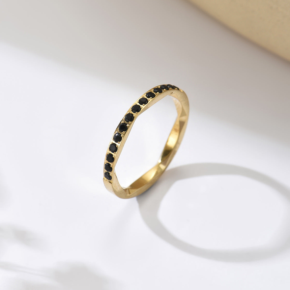 Ring mit Zirkonia-Einlagen – Bild 4 | LuxeStyle