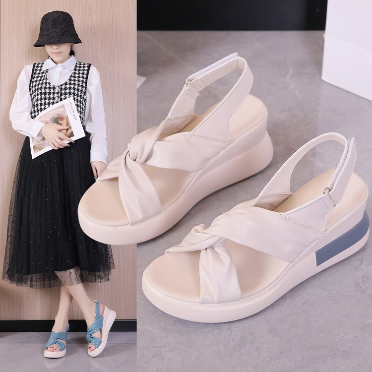 Keile Sandalen mit überkreuzten Riemen – Bild 6 | LuxeStyle