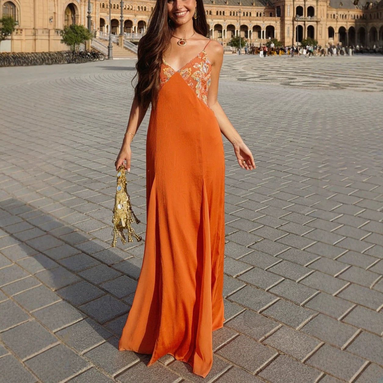 Satin-Kleid mit Spaghettiträgern und Schal