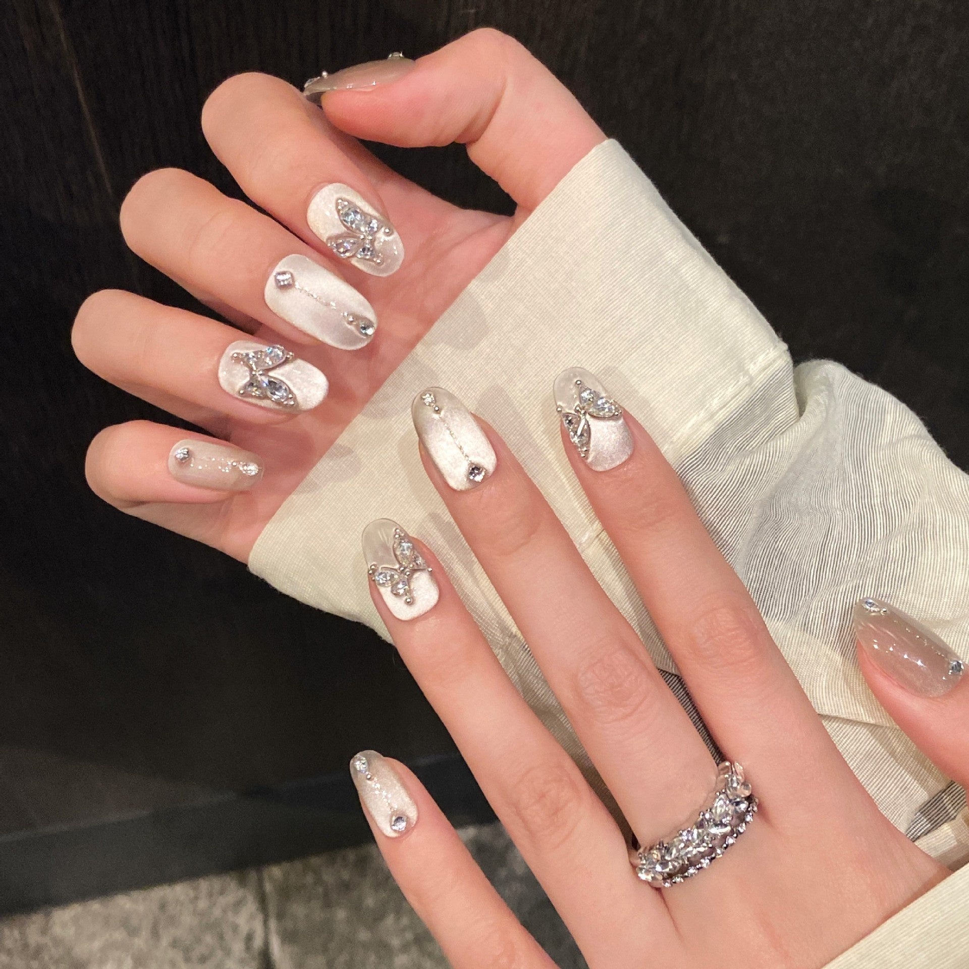 Handgemachte Nägel «White Moonlight Flashing»