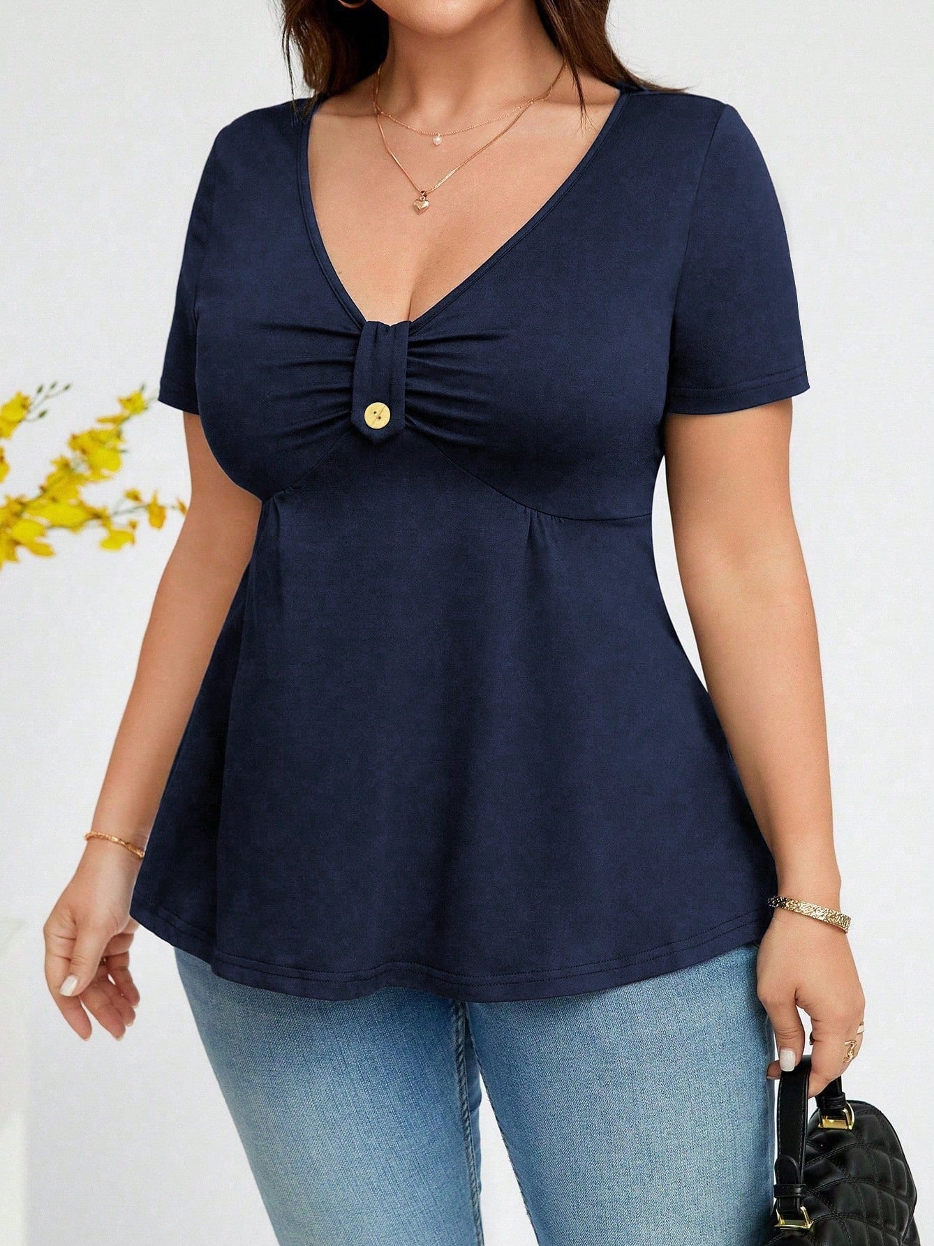 Elegantes V-Neck Top mit Schnallendetail