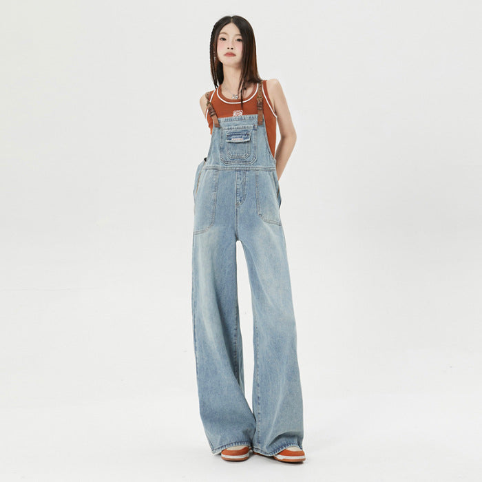 Gebaechte blaue Jeans mit lockeren Trägern