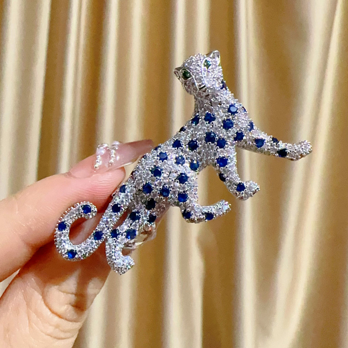 Leopardprint-Brosche aus Kupfer – Bild 5 | LuxeStyle