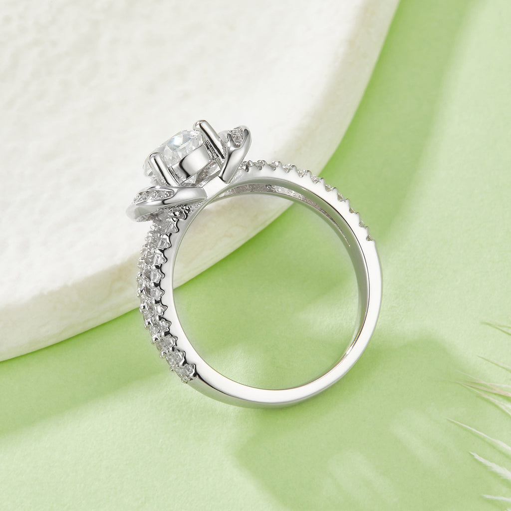 Herz Moissanit Ring mit Split Shank Pave Halo