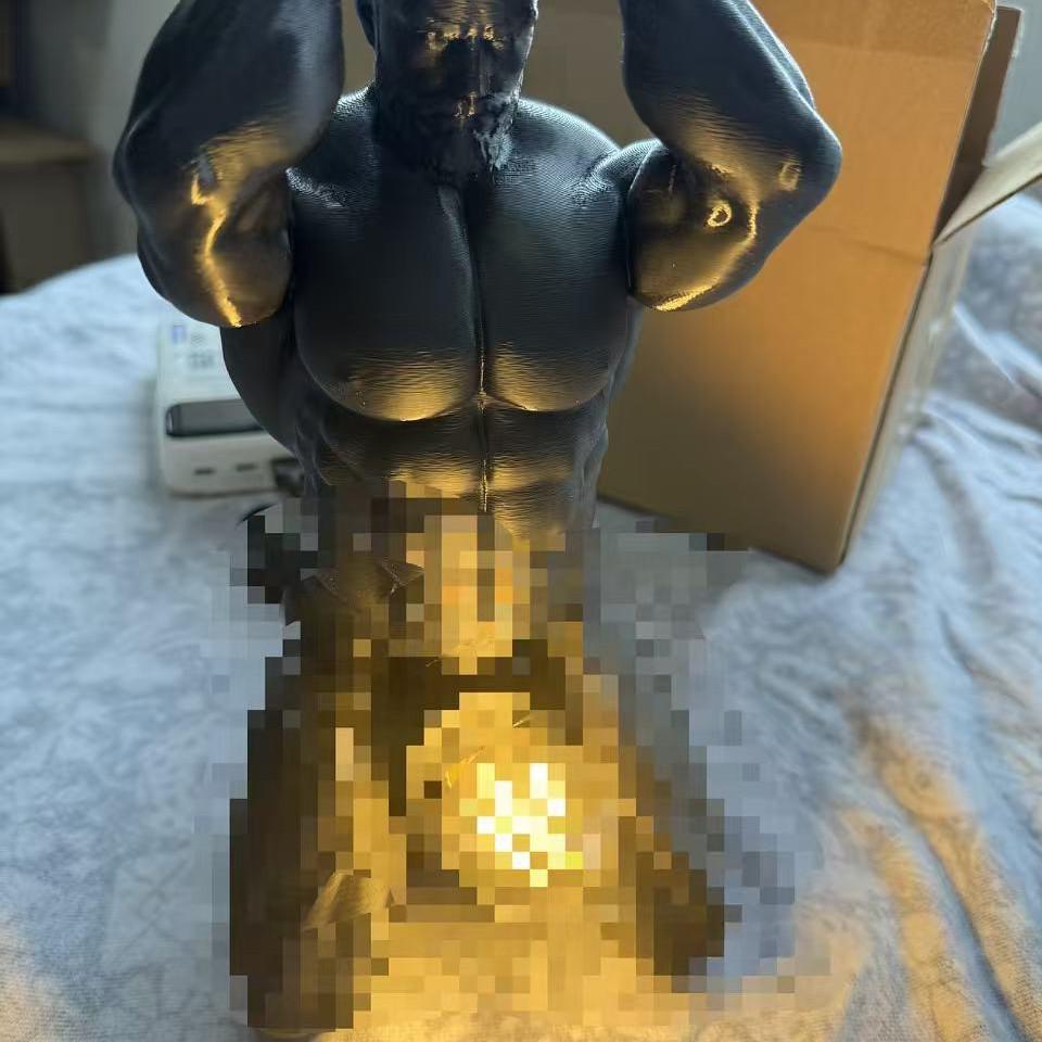 Muskelmann Schreibtischlampe aus PLA | LuxeStyle