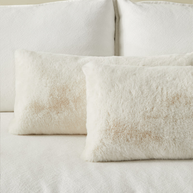 Doppelseitiges Hasenfell-Kissen für Sofa – Bild 3 | LuxeStyle