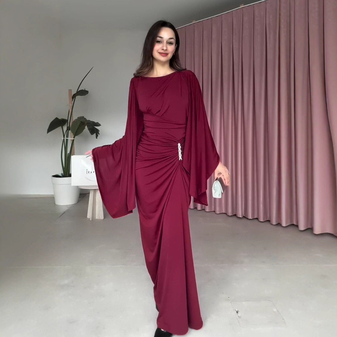 Elegantes Plissée-Kleid mit ausgestellten Ärmeln