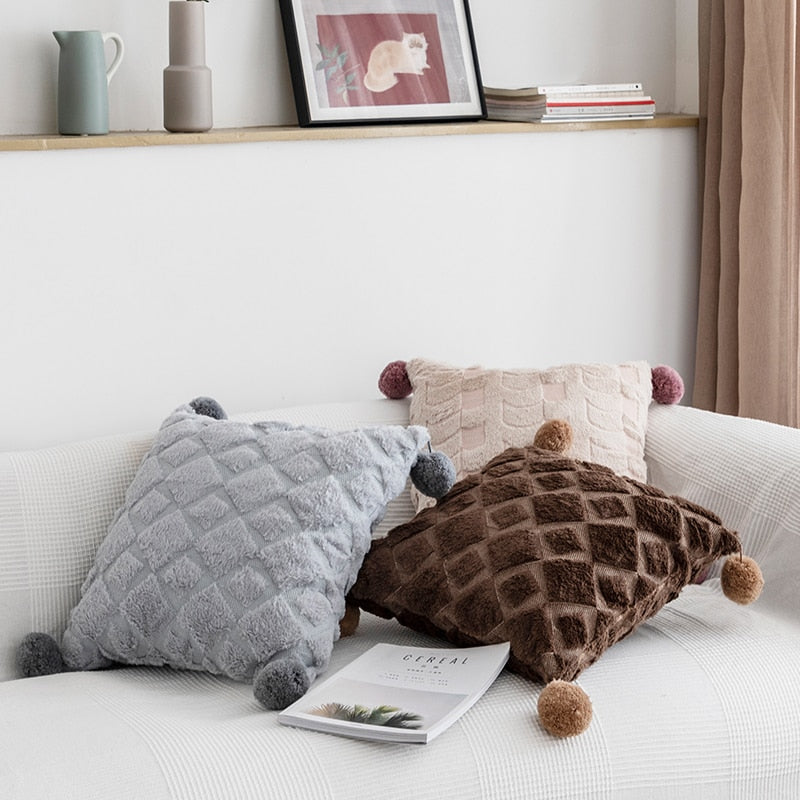 Samtkissen mit Stickerei und Quasten – Bild 1 | LuxeStyle