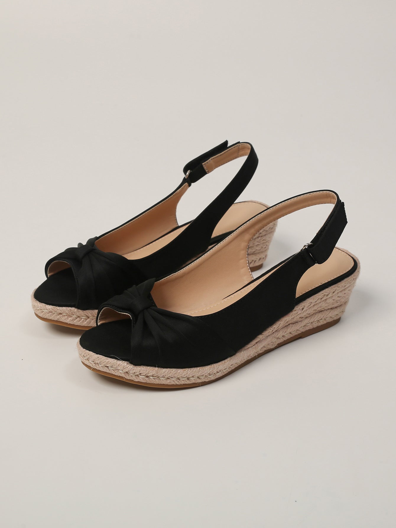 Keilabsatz-Sandalen mit Stroh- und Plateau-Sohle