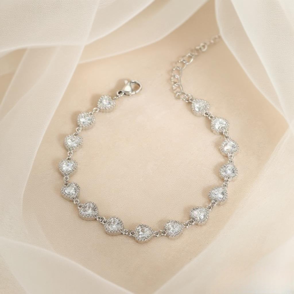 Elegantes Zirkonia-Armband mit Herz-Design – Bild 2 | LuxeStyle