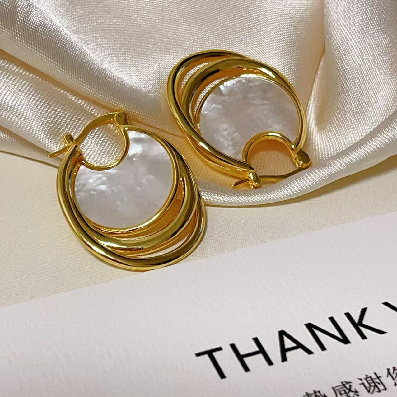 Doppelseitige Perlmutt Ear Cuffs – Old Money Style