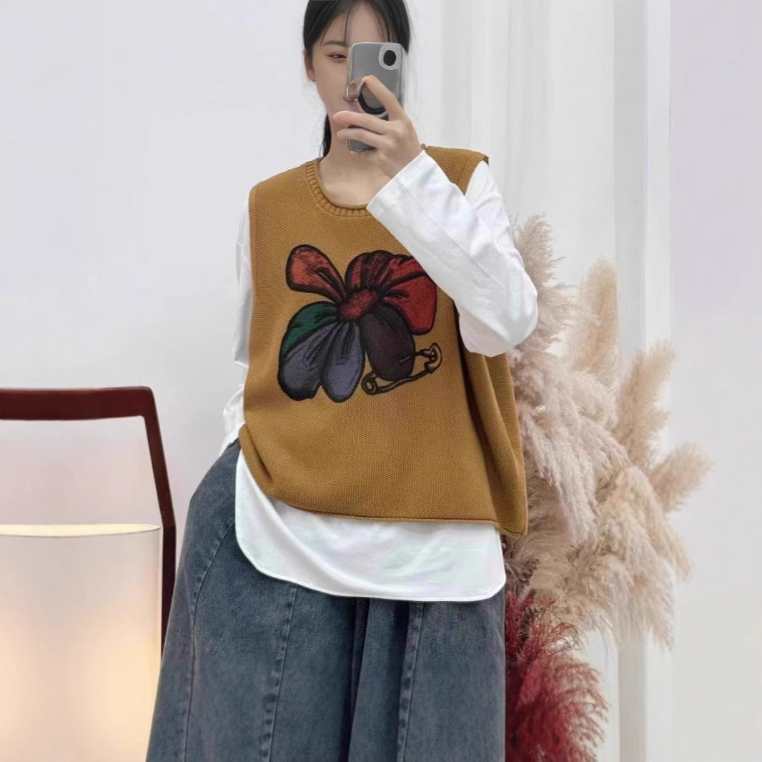 Blumige Strickweste im Vintage-Stil