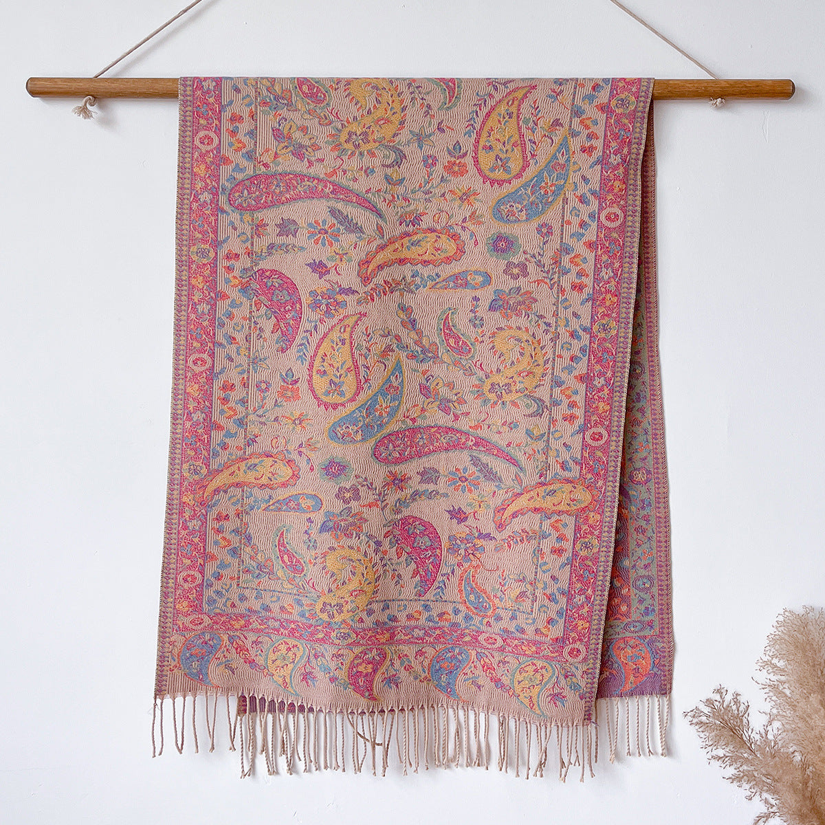 Warmer Jacquard-Poncho mit Quasten