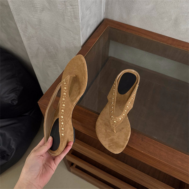 Keile-Zehensteg-Sandalen aus Wildleder