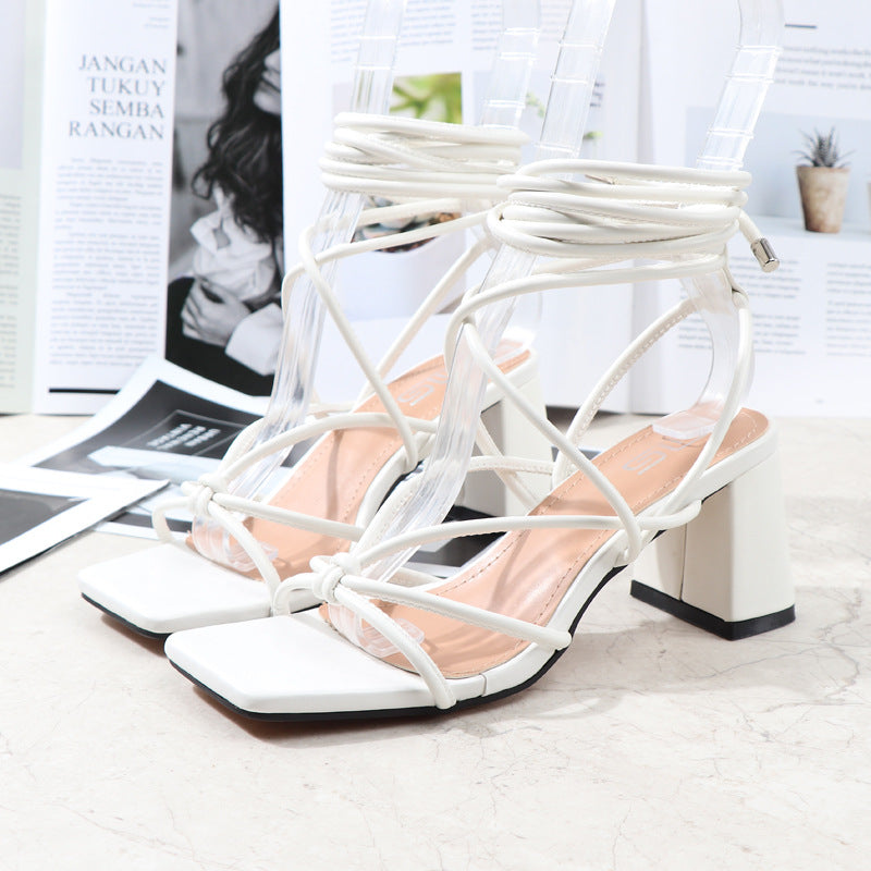 Sandalen mit Riemchen und klobigem Absatz – Bild 6 | LuxeStyle