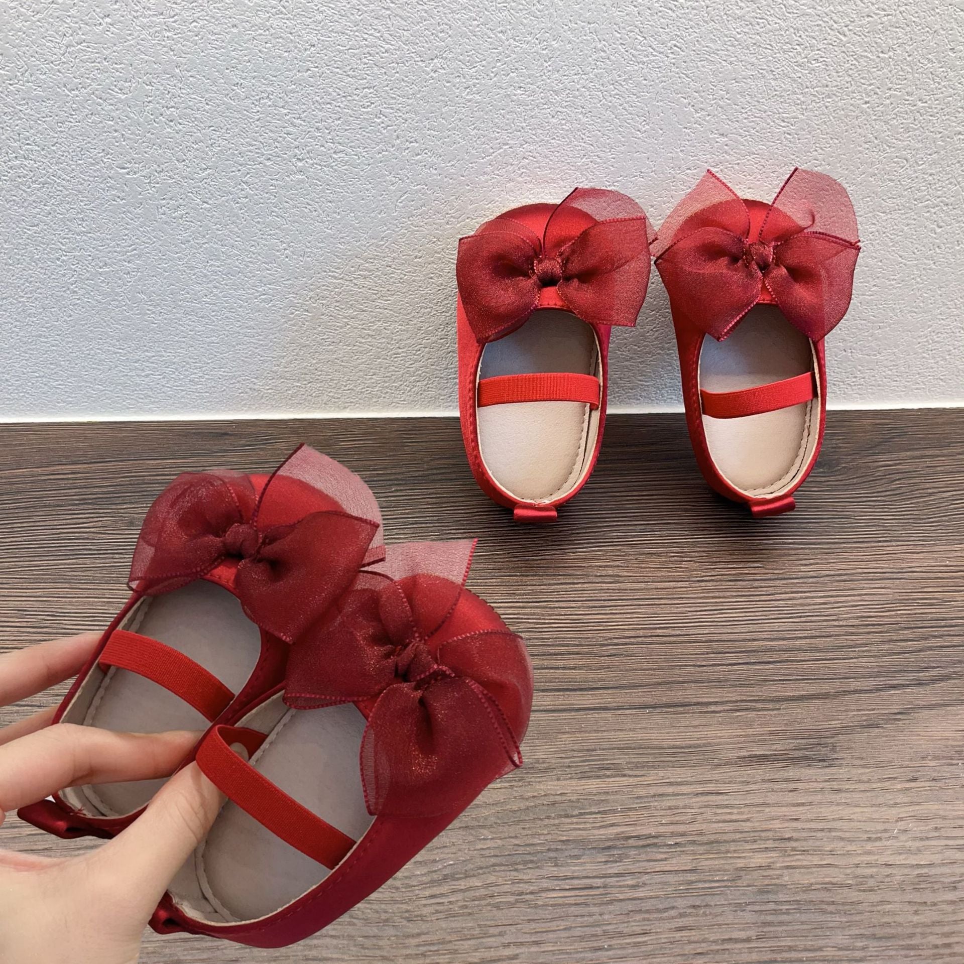 Softe Kinderschuhe mit Schleife