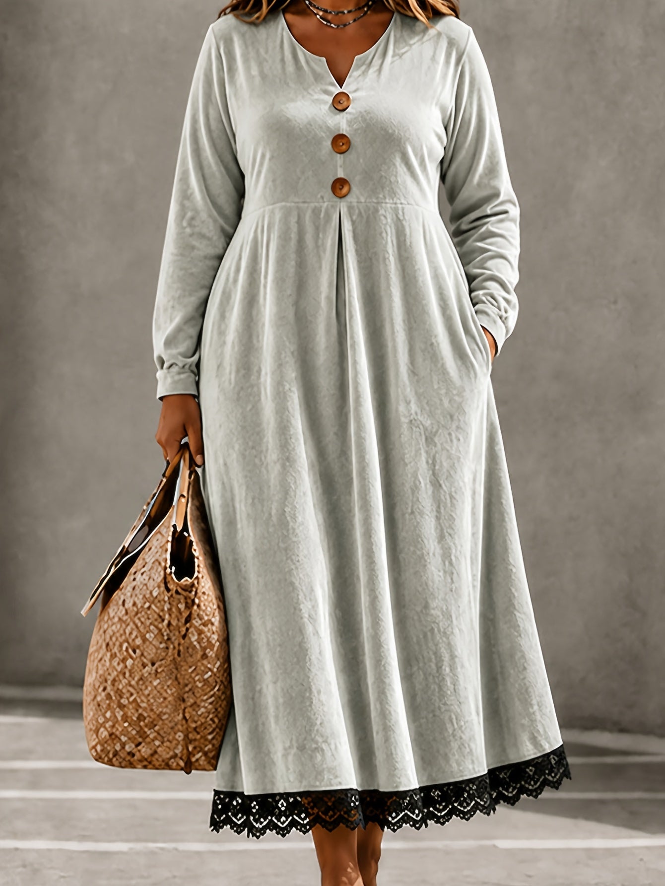 Elegantes Samtkleid mit V-Ausschnitt