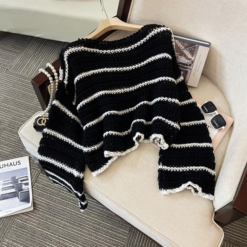Gestreifter Strickpullover mit weiten Ärmeln