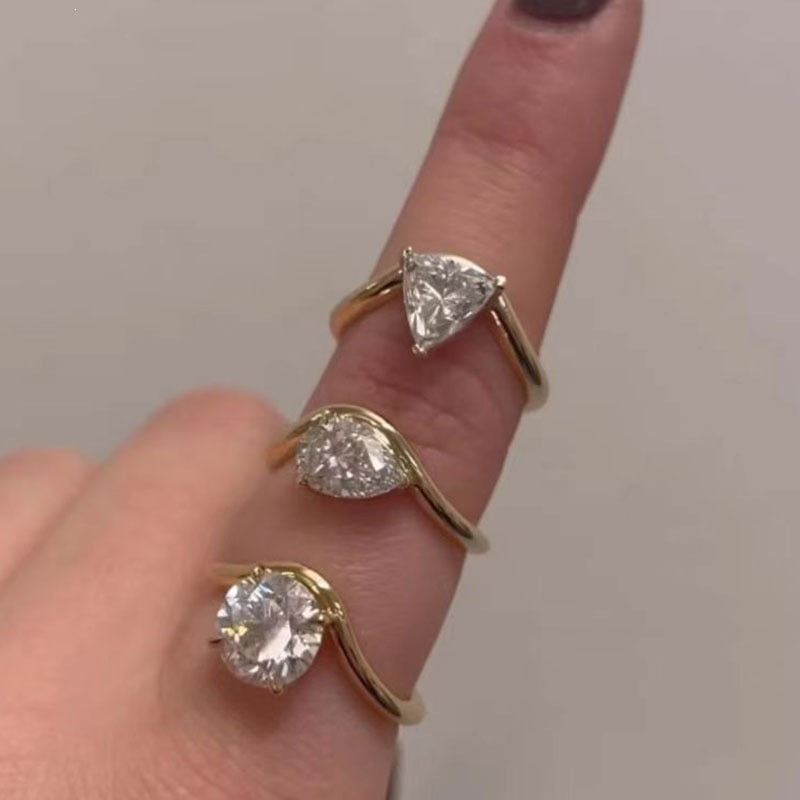 Birnenförmiger Ring mit Diamant-Inlay