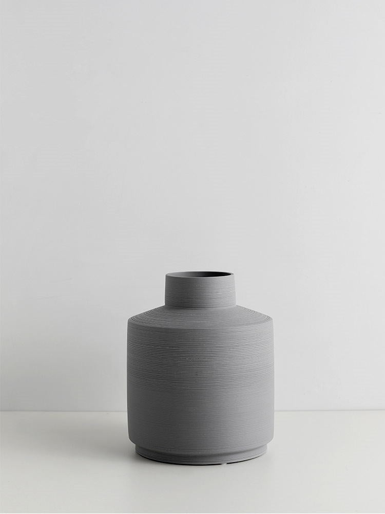 Keramikvase im nordischen Stil