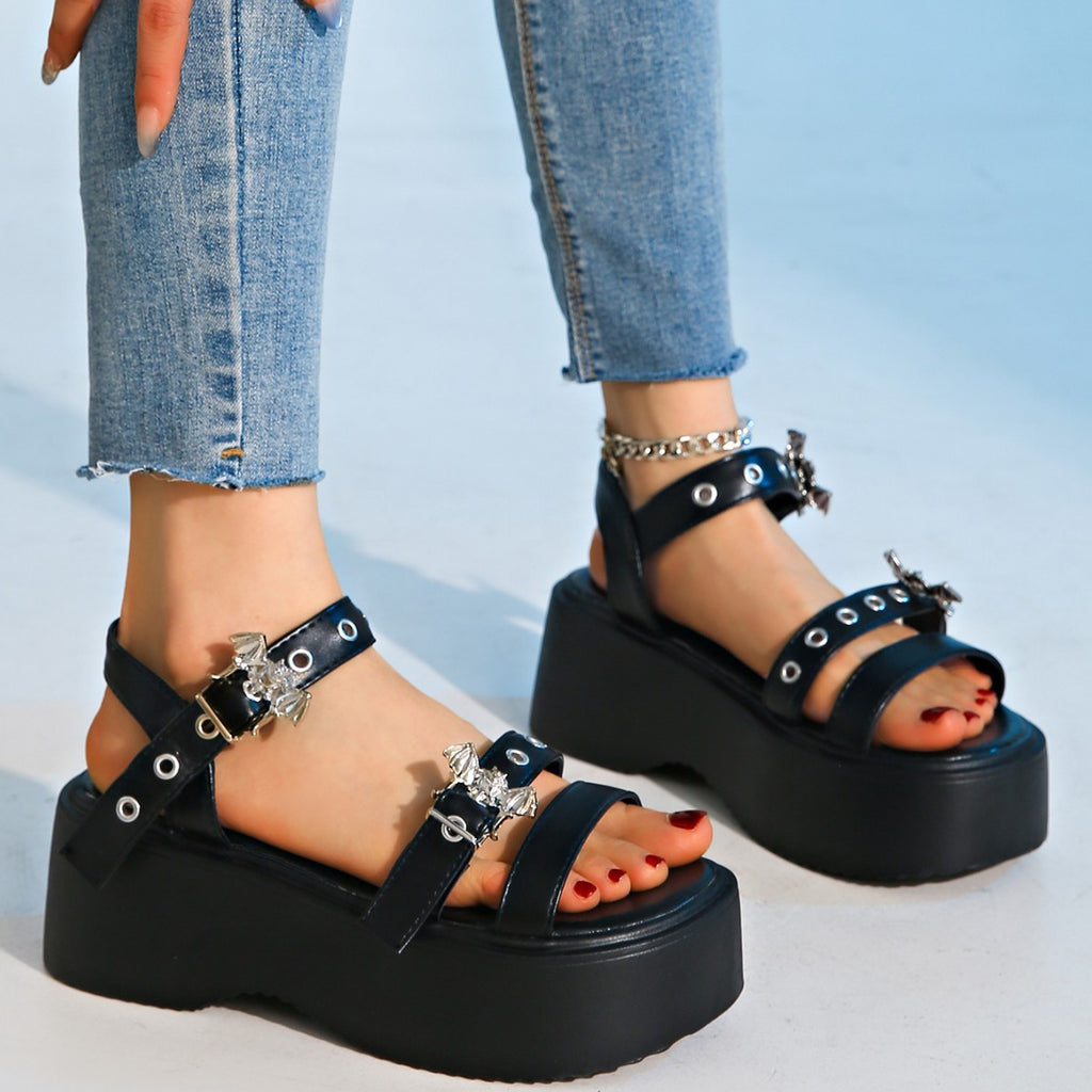 High-rise Plateau-Sandalen mit Nieten – Bild 5 | LuxeStyle