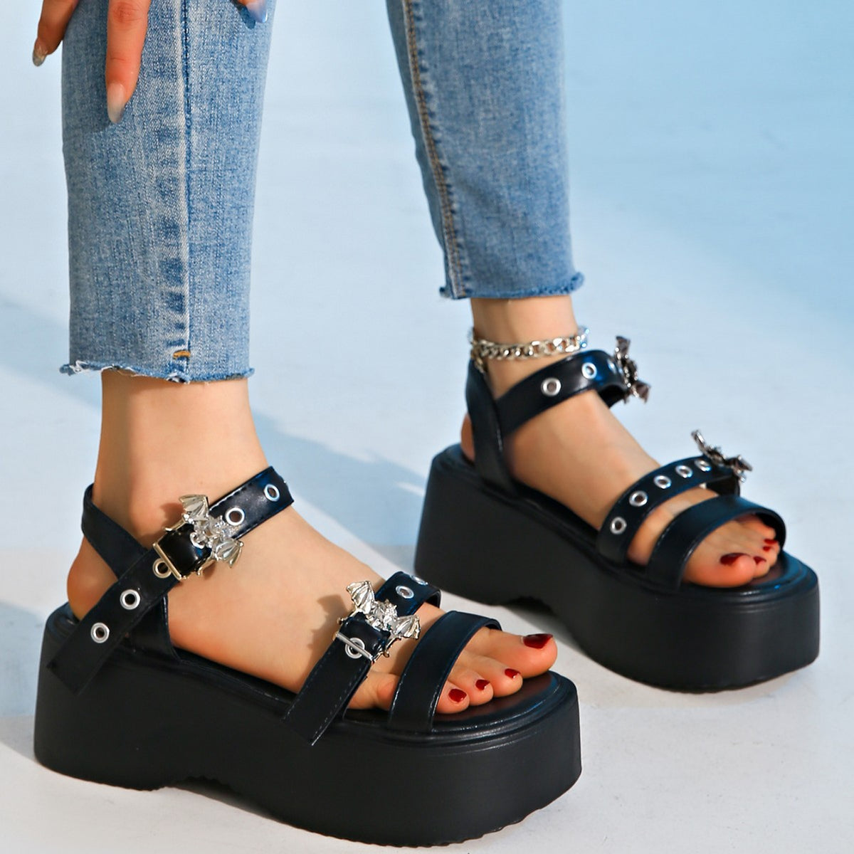 High-rise Plateau-Sandalen mit Nieten – Bild 5 | LuxeStyle
