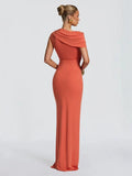 Elegantes, figurbetontes Abendkleid mit Drapierungen