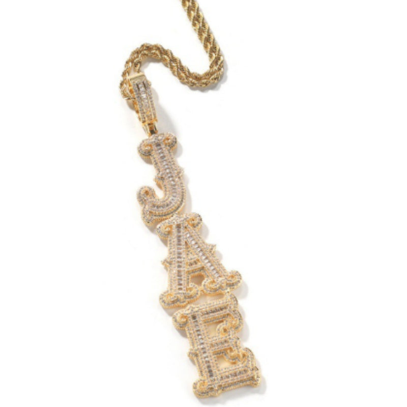 Diamantbesetztes Letter-Pendant